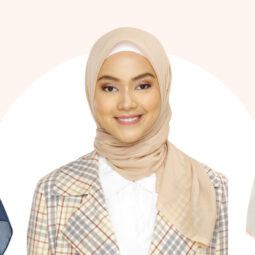 Wanita Indonesia mengenakan gaya jilbab segi empat.