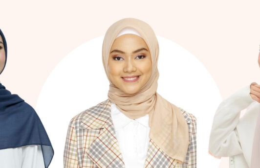 Wanita Indonesia mengenakan gaya jilbab segi empat.
