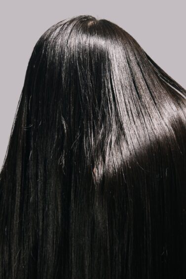 wanita tampak belakang dengan rambut lurus hasil smoothing