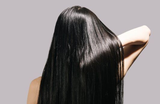 wanita tampak belakang dengan rambut lurus hasil smoothing