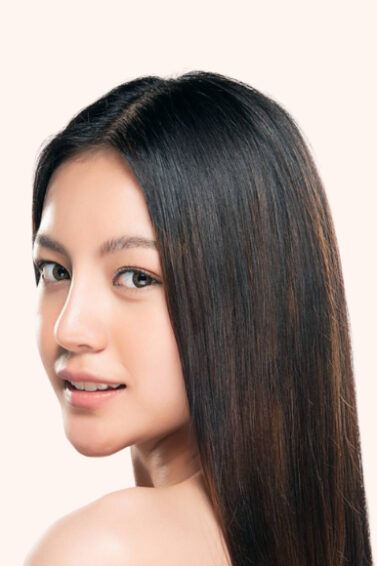 Wanita Asia dengan rambut hitam panjang dan lurus.