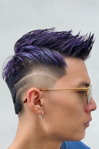 Gaya rambut spike warna ungu dengan detail garis rambut yang melengkung di samping.