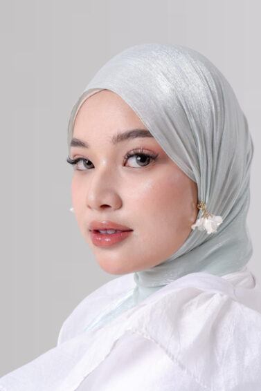 Content creator Ananza Prili mengenakan hijab silk warna abu-abu muda.