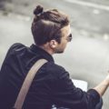 Joven de pelo castaño claro con rodete