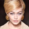 Gigi Hadid con peinado vintage batido con raya al costado pelo rubio