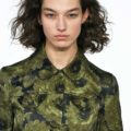 corte bob castaño al costado con moño hebilla accesorio ondas michael kors