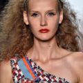 pelo rizado con rulos trenzas braid cosida volumen semirecogido