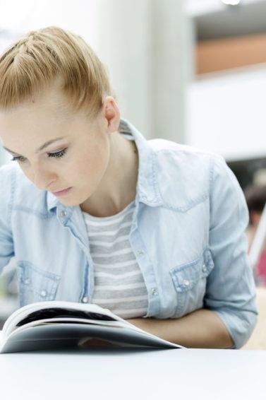 estudiante con pelo rubio y trenza cosida