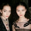 estilos amigas pelo rizado con rulos morocho semirecogido baby hair fendi