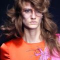 Mujer de cabello ondulado y flequillo hacia el costado, cabellera con bastante volumen