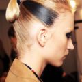 Cabello rubio con un mecho negro atado bien tirante