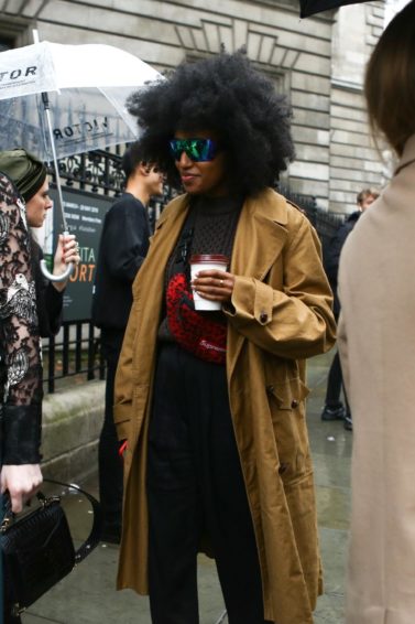 Mujer con pelo afro, muy a los 70, y gafas de sol
