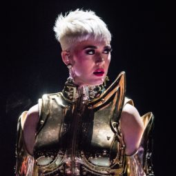 Katy Perry con cabello bien corto, asimétrico, rubio platinado con raices oscuras
