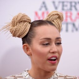 Miley Cyrus con spce buns