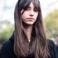 chica con pelo negro pelo largo con flequillo