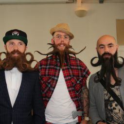Tres hombres con barbas y bogotes extravagantes