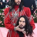 jared leto con pelo largo en la met gala 2019