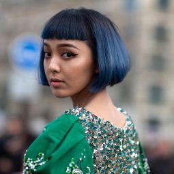 mujer asiática con corte mini bob con flequillo y pelo negro azulado