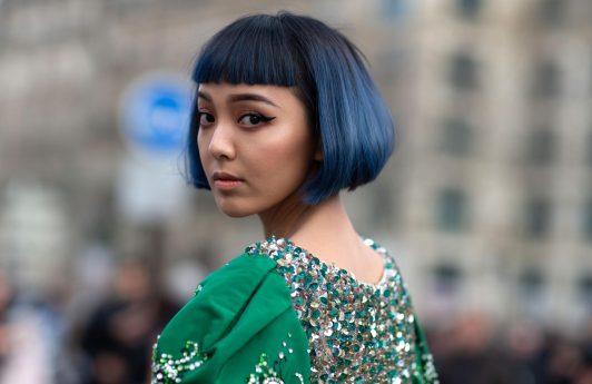 mujer asiática con corte mini bob con flequillo y pelo negro azulado