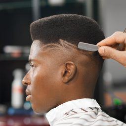 hombre en barbería haciendo líneas en el pelo