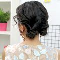 mujer de espaldas con pelo corto con rulos con peinado recogido con torzadas, peinados cabello corto para fiesta