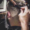 hombre en barberia haciendo lineas en el pelo