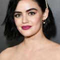 mujer con corte bob pelo negro peinada de lado con hebilla de perlas, peinados cabello corto para fiesta