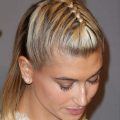 mujer de pelo rubio corto con trenza unicornio y rodete, peinados cabello corto para fiesta