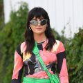 mujer de pelo negro largo lacio con wolf cut o corte de pelo lobo