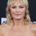 mujer rubia con corte wolf cut