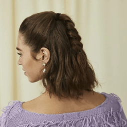 mujer de perfil de pelo corto castaño con media cola trenzada, peinados con Cabello suelto