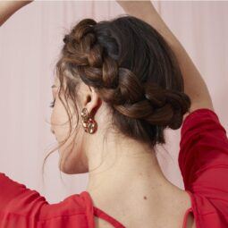 mujer de espaldas de pelo castaño con trenza corona, peinados recogidos con trenzas