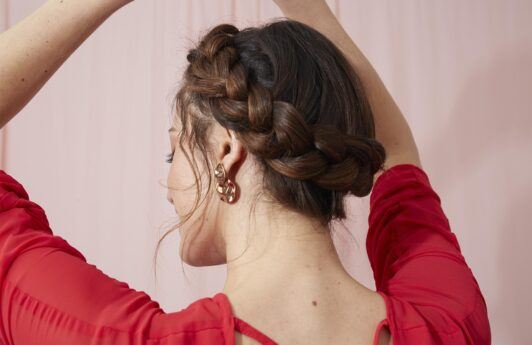 mujer de espaldas de pelo castaño con trenza corona, peinados recogidos con trenzas