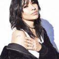 mujer morena de pelo negro con corte wolf cut