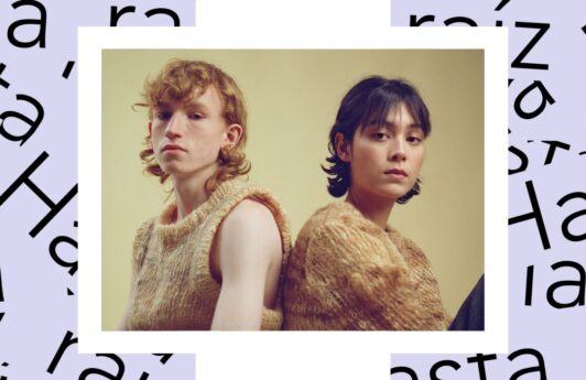 retrato de dos jóvenes con abrigos tejidos hechos con pelo humano, Human Material Loop