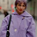 mujer de pelo corto con flequillo color violeta claro, pelo violeta