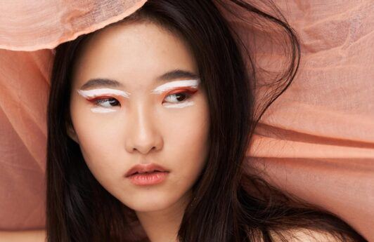 mujer coreana con maquillaje artístico y pelo largo negro lacio, belleza coreana, rutina capilar coreana