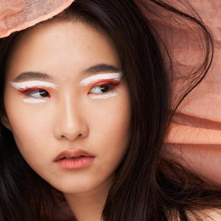 mujer coreana con maquillaje artístico y pelo largo negro lacio, belleza coreana, rutina capilar coreana