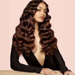 mujer de pelo largo ondulado oscuro brilloso y sedoso, aceite de oliva para el pelo