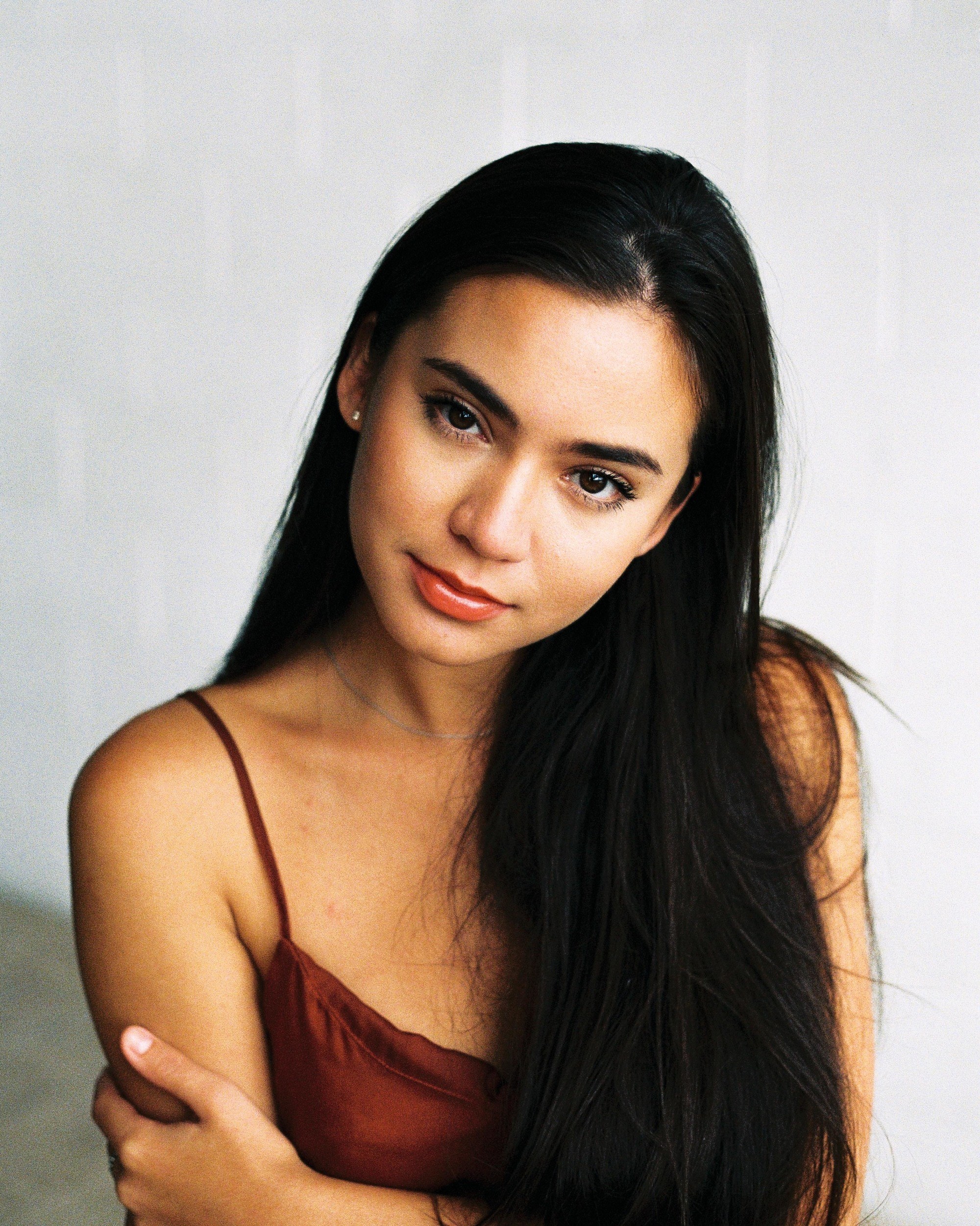 keratin treatment: woman with straight, long dark hair