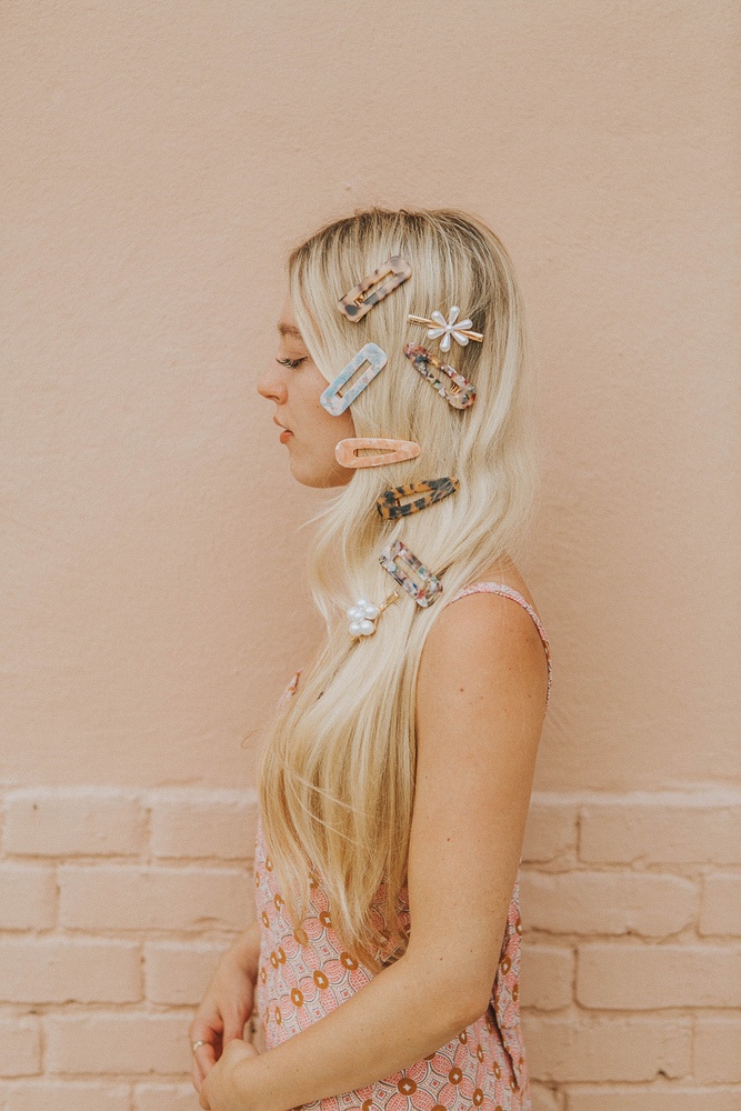 runway hair trends: woman with oversized colourful clips