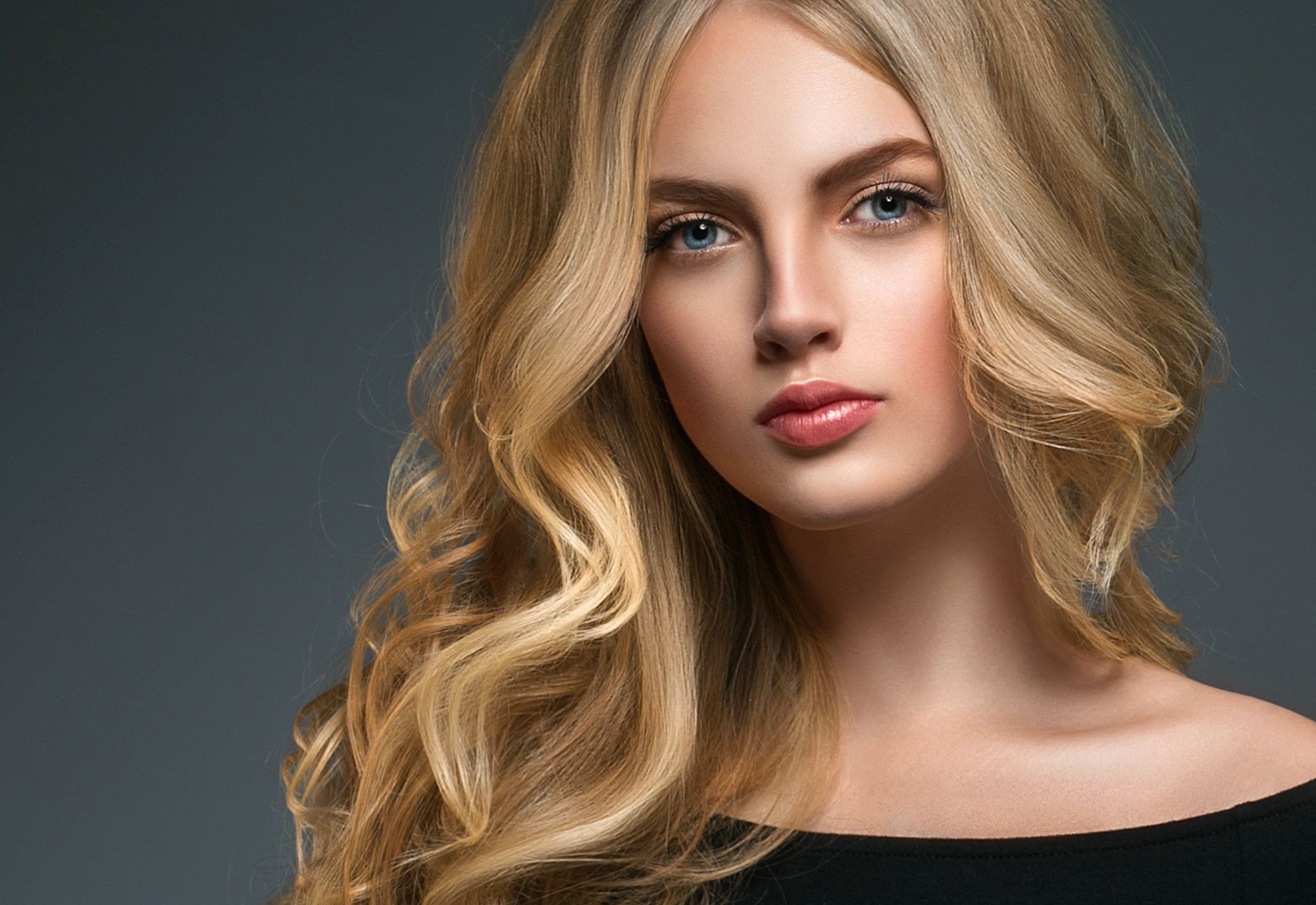 woman with bog waves curls honey blonde hair