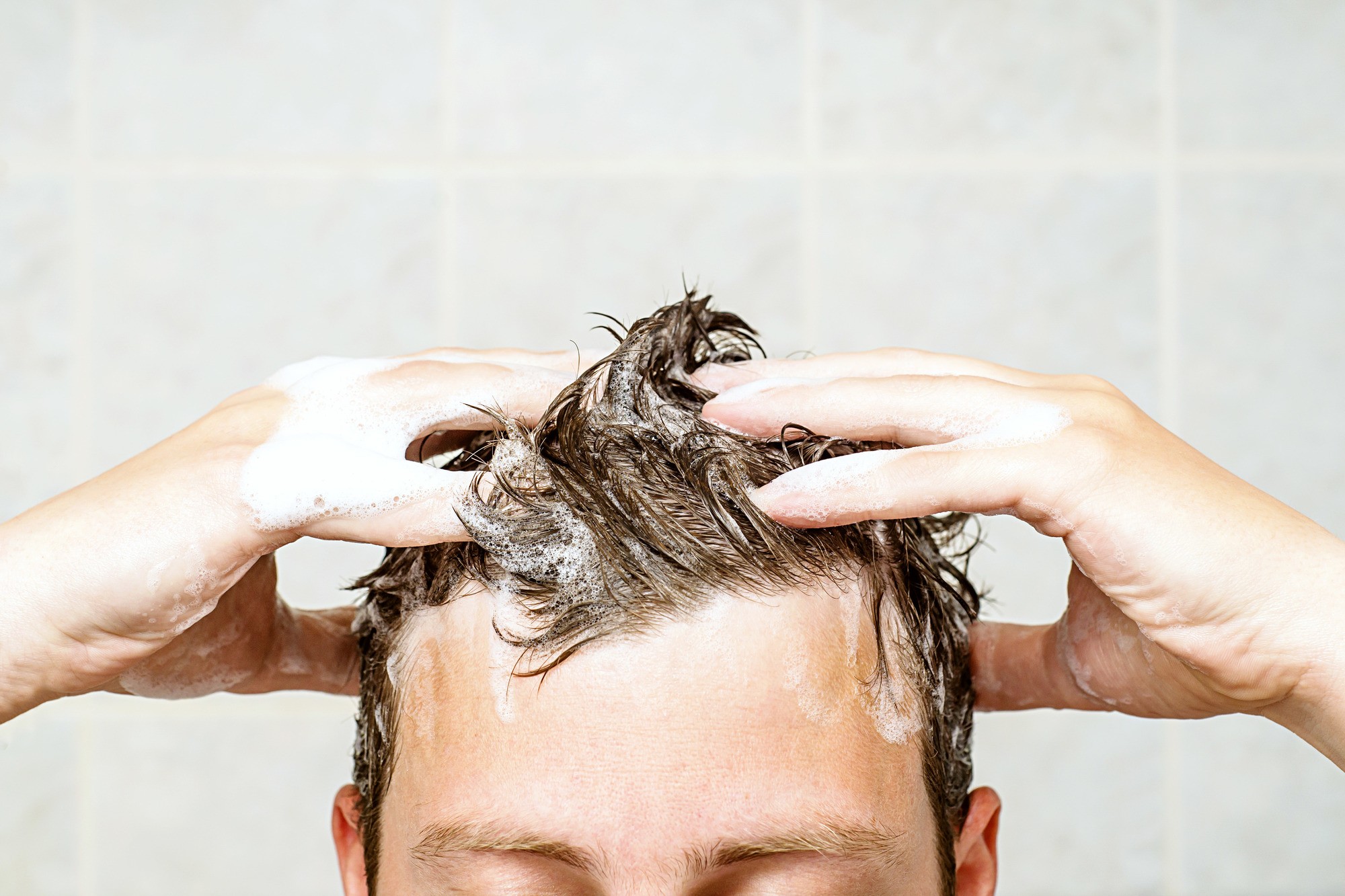 men's short hair: man washing his hair