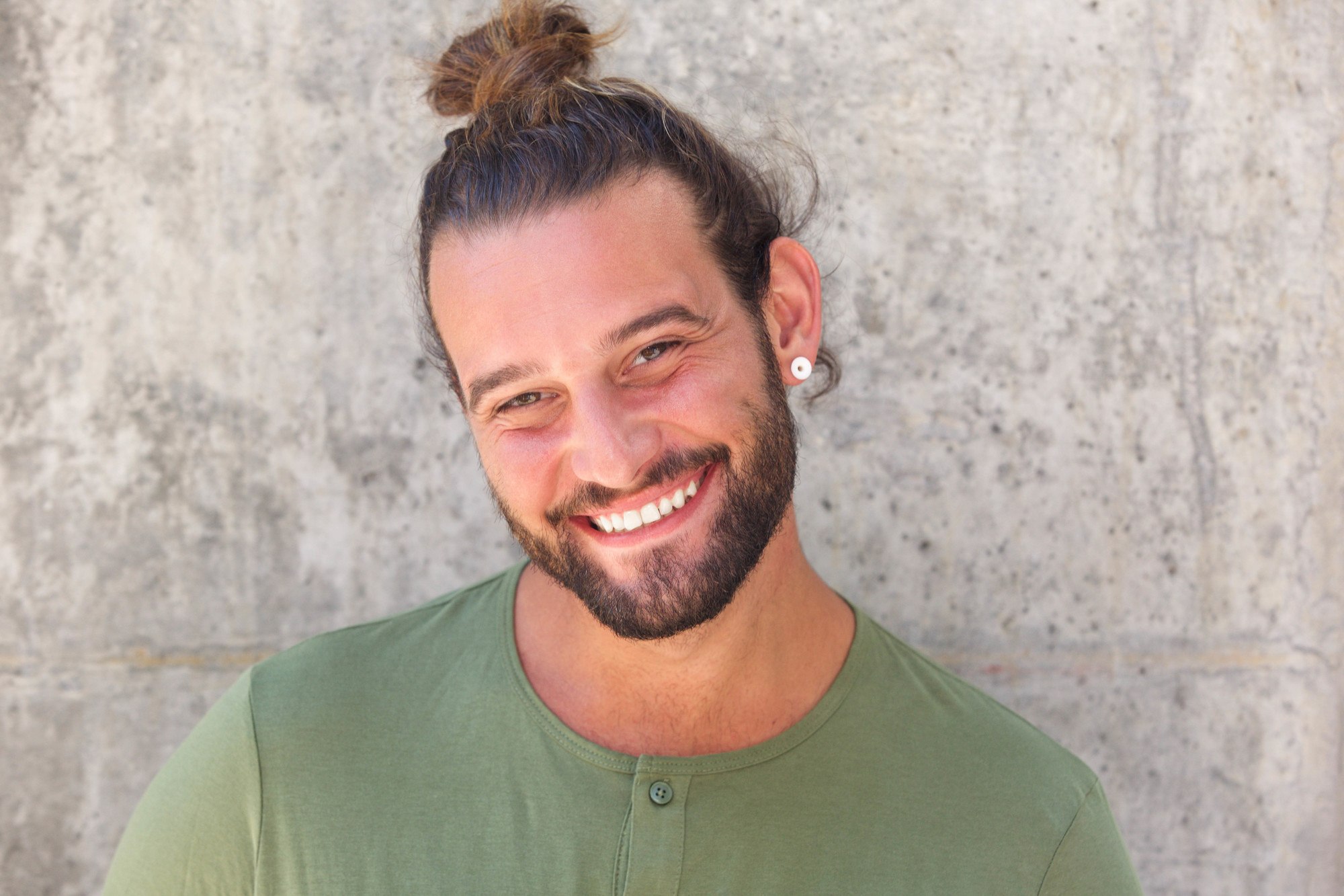 summer looks for men: man with a man bun hairstyle