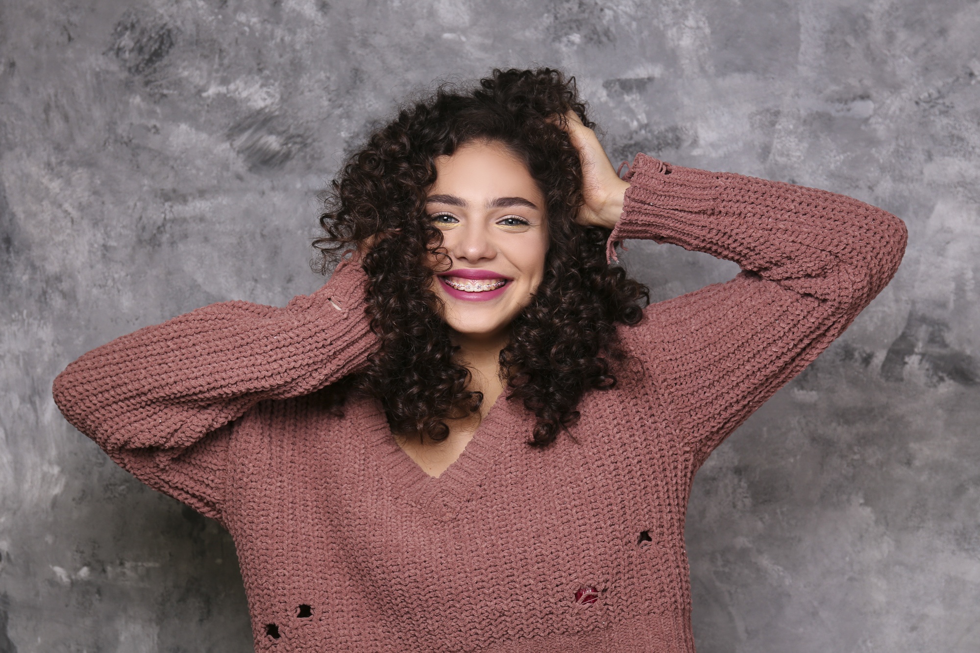 hair ideas for work: woman with brown bouncy curls