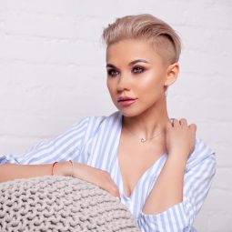 slick hairstyles: woman with short blonde hair slicked back