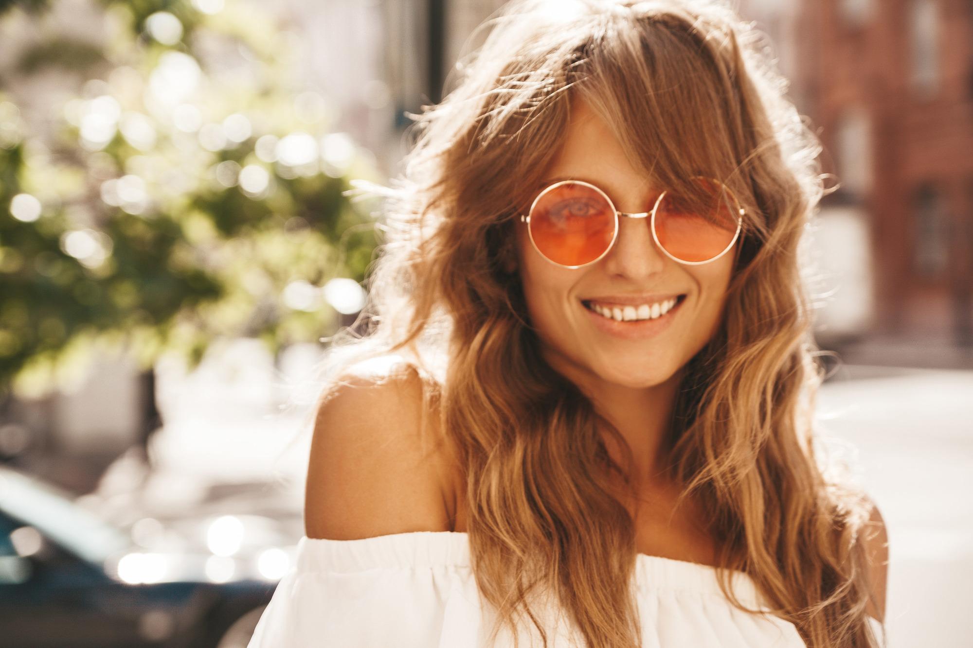 hair trend: woman with curtain bangs hairstyle
