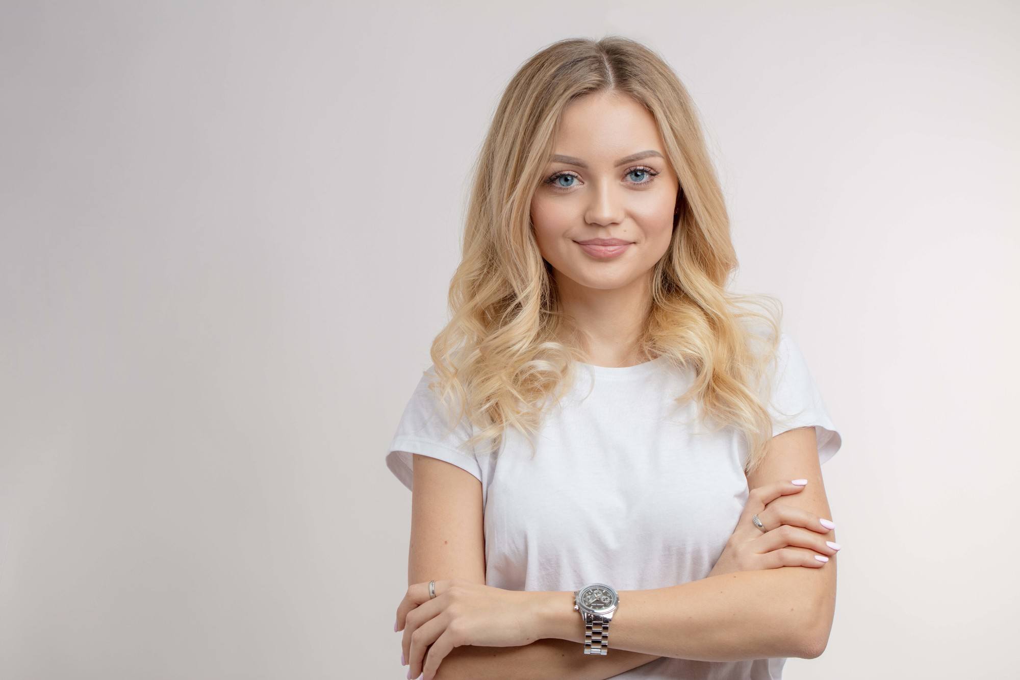 Woman with blonde hair and breezy hairdryer curls