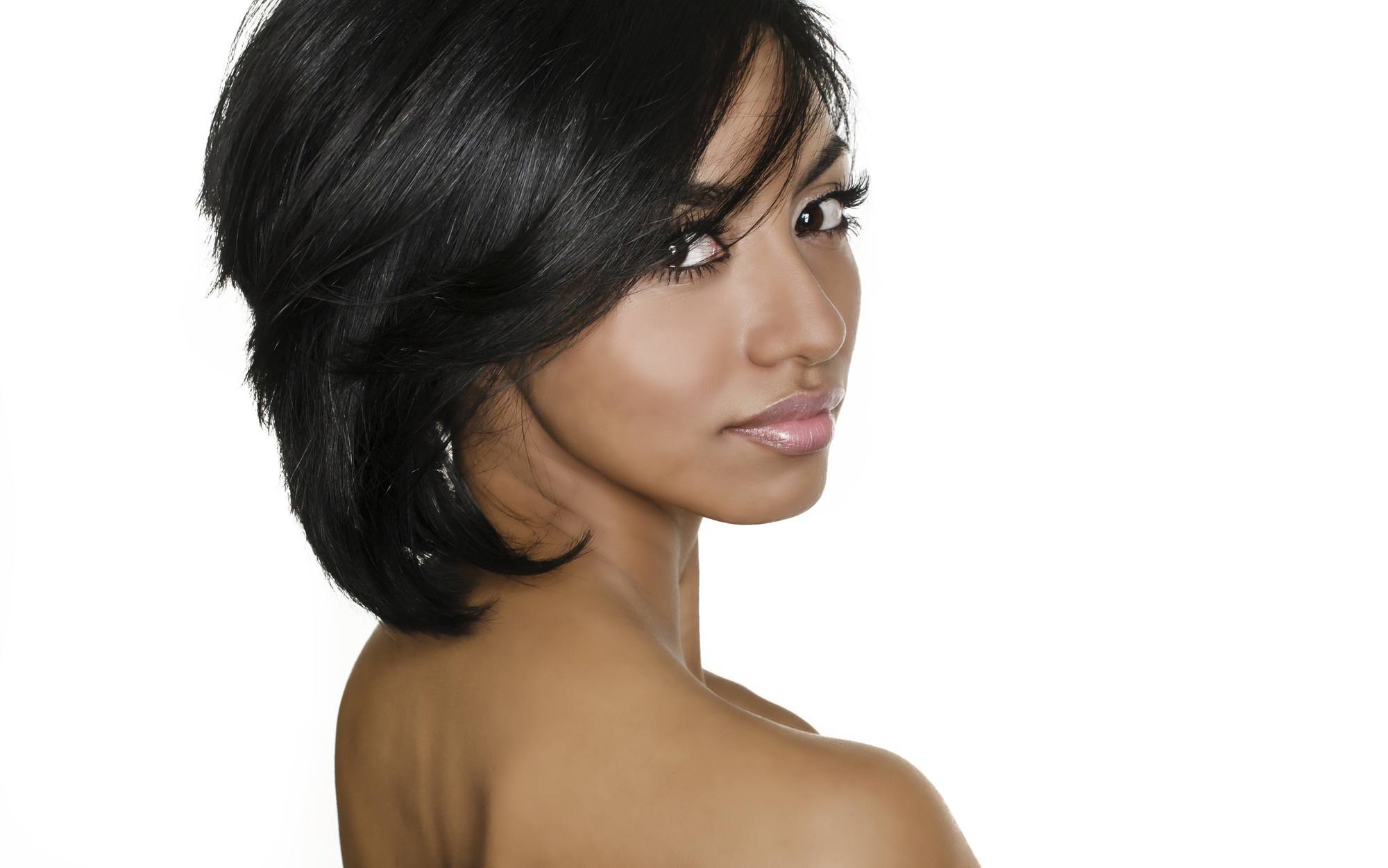 Woman with straight hair and a layered haircut