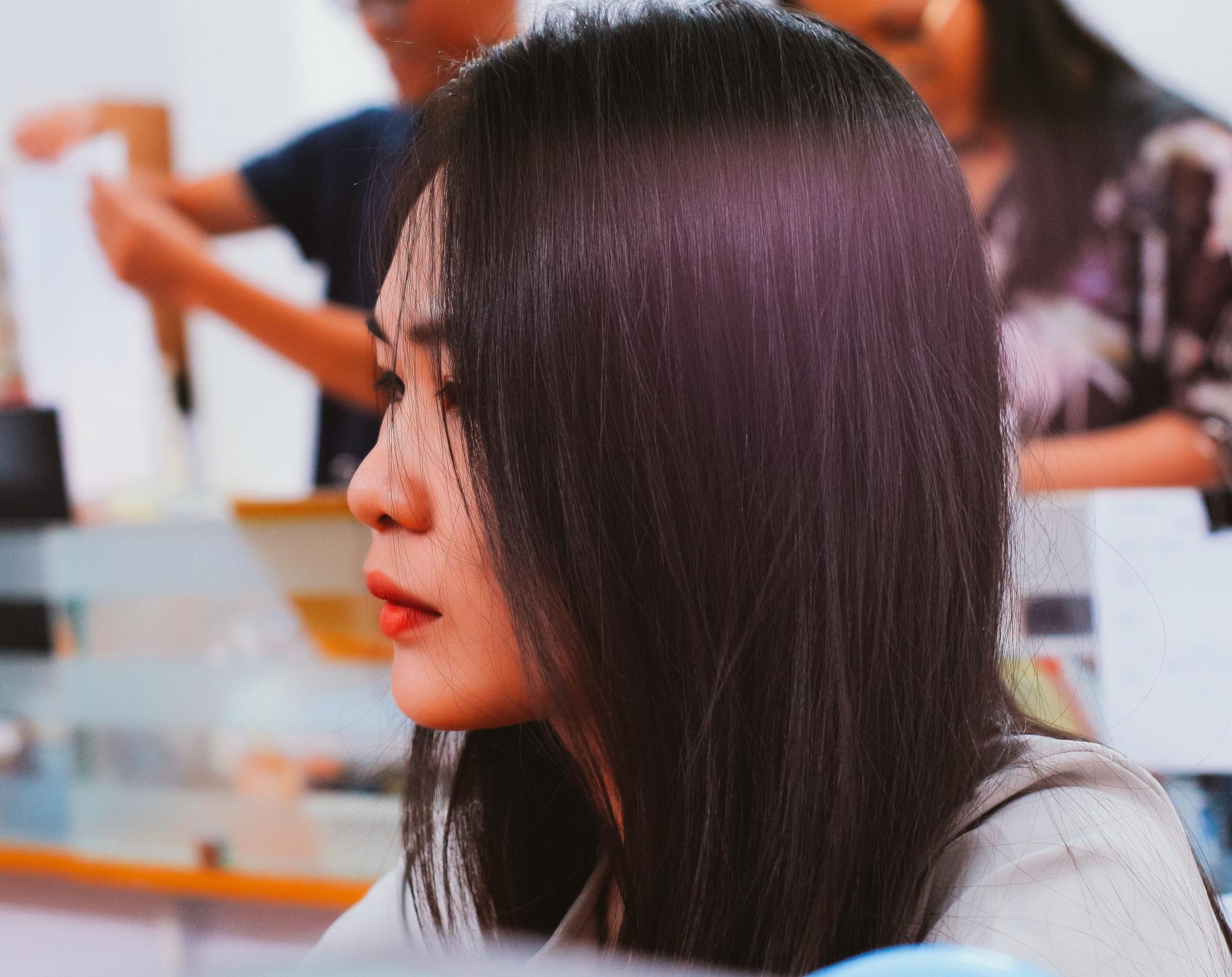 woman with straight and sleek lob haircut